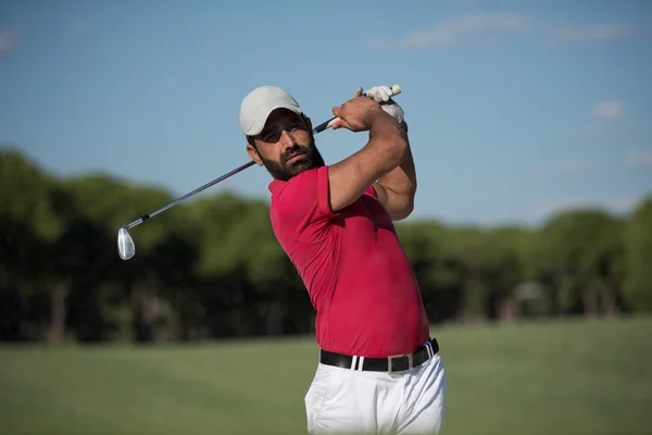 Golfista batendo um bunker de areia tiro — Fotografia de Stock