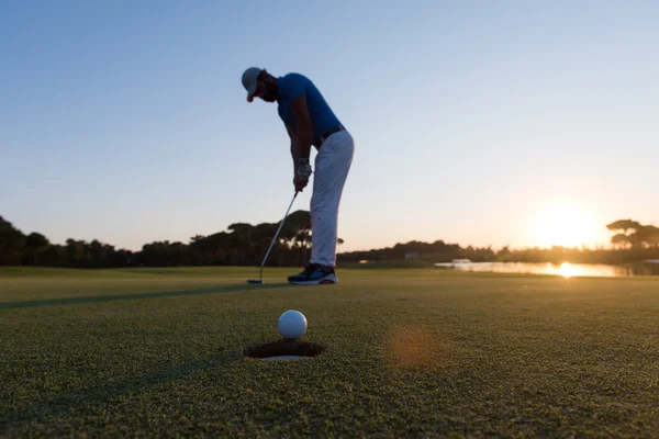 Golfista uderzenia strzał na pole golfowe — Zdjęcie stockowe