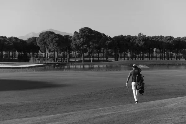 Golfista chůzi a přenosné tašce — Stock fotografie