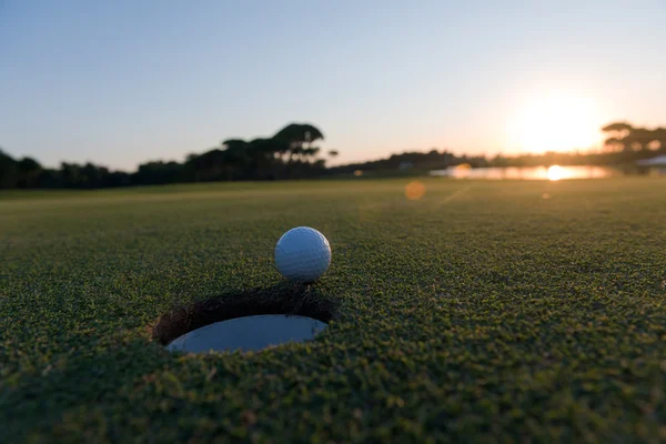 Golfball am Rand des Lochs — Stockfoto