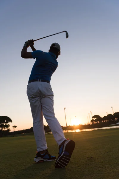 Golfista bater tiro no escuro — Fotografia de Stock