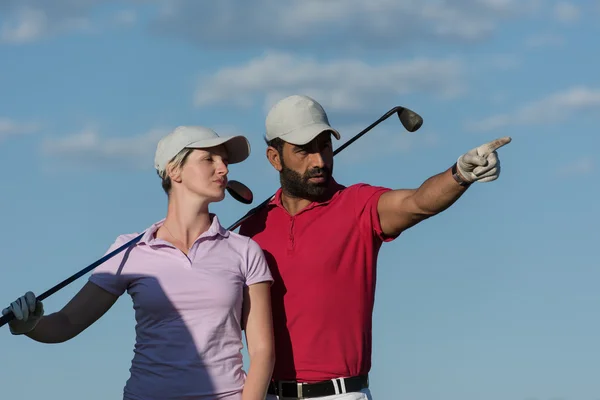 Ritratto di coppia sul campo da golf — Foto Stock