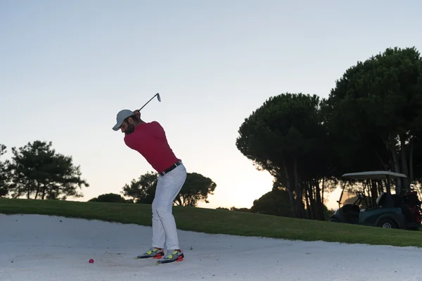 高尔夫球手击中一个沙坑拍摄日落 — 图库照片