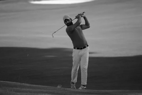 Joueur de golf frappant long shot — Photo