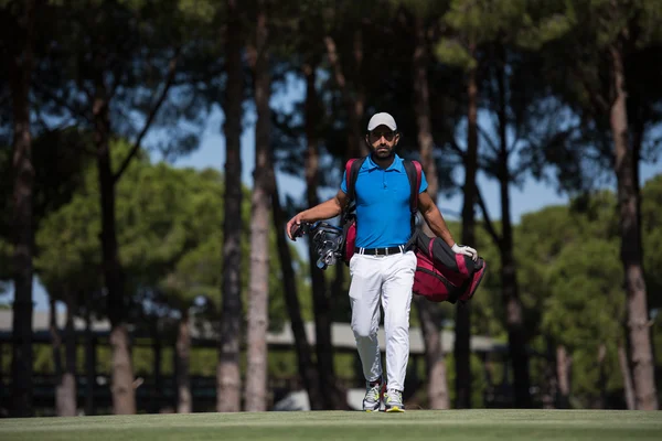 Giocatore di golf a piedi e borsa da trasporto — Foto Stock