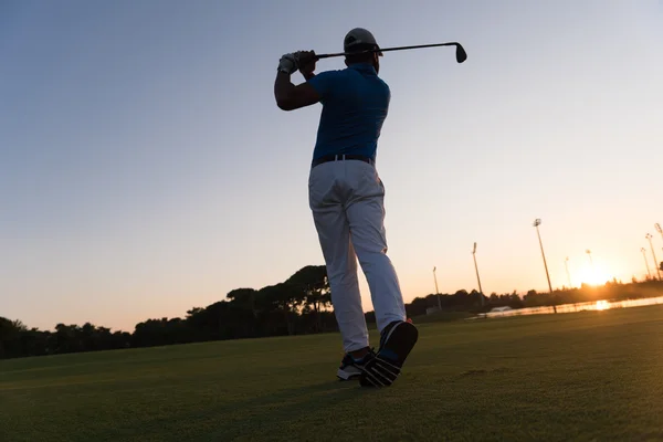 Golfista bater tiro no escuro — Fotografia de Stock