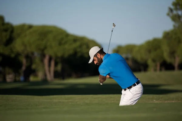 Golfista profissional batendo um bunker de areia tiro — Fotografia de Stock