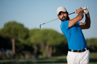 pro golfçü bir kum BUNKERİ atış isabet