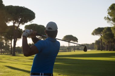 bir adam golf yönergeleri