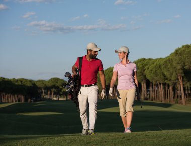 Golf sahasında yürümek çift