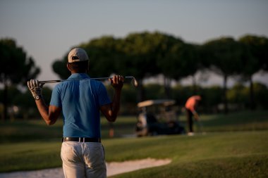 Golf sahasında mesafe delik isteyen arkadan