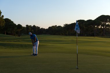 golfçü isabet Top delik için