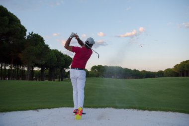 sunset bulvarında bir kum BUNKERİ isabet golfçü vurdu