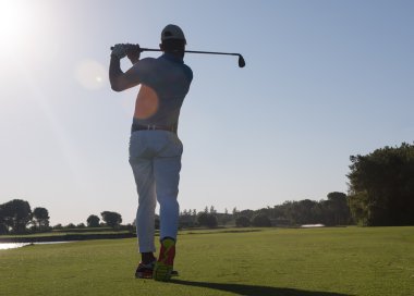golf oyuncu atış sahası üzerinde güzel güneşli gün isabet