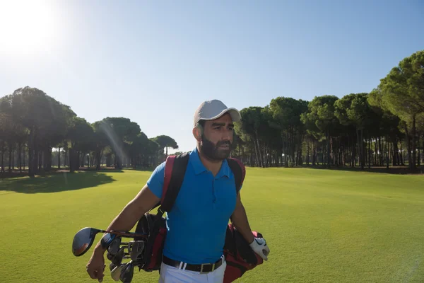 Jugador de golf caminando —  Fotos de Stock