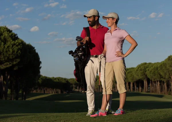 Porträtt av par på golfbana — Stock fotografie