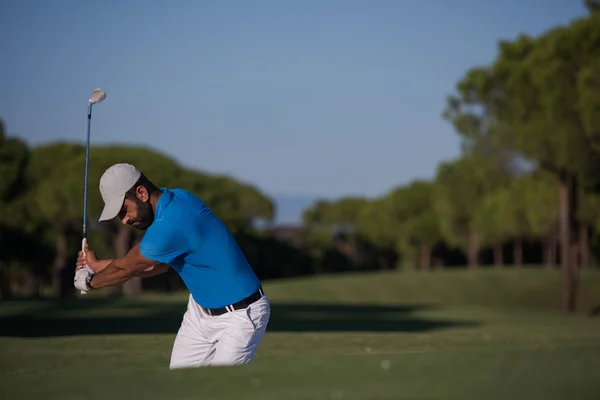 Pro golfspelare slår en sand bunker sköt — Stockfoto