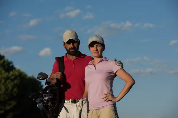 ゴルフコース上のカップルの肖像画 — ストック写真