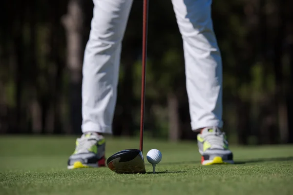 Jogador de golfe bater tiro — Fotografia de Stock