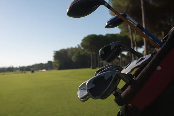 Fechar saco de golfe no curso — Fotografia de Stock