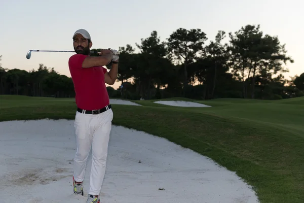 Golfozó üti a homok bunker lövés a sunset — Stock Fotó