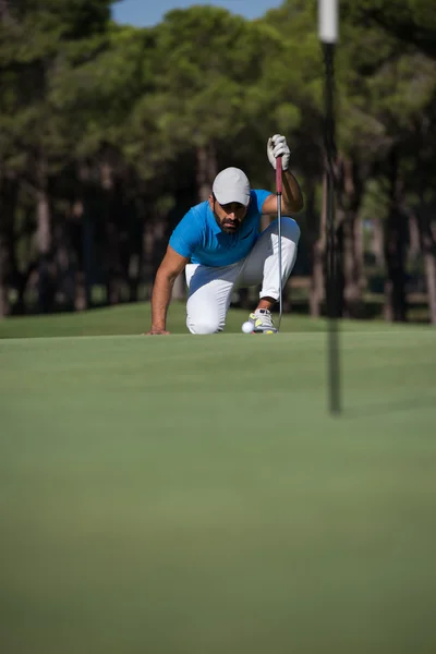 Jogador de golfe apontando tiro perfeito — Fotografia de Stock