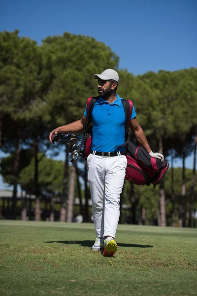 Golfový hráč chůzi a přenosné tašce — Stock fotografie