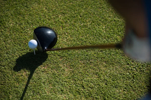 Vista superior do clube de golfe e bola na grama — Fotografia de Stock