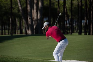 bir kum BUNKERİ atış isabet golfçü