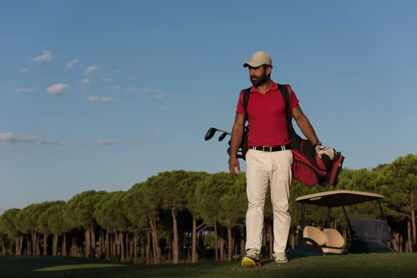 Golfista andando e carregando saco de golfe — Fotografia de Stock