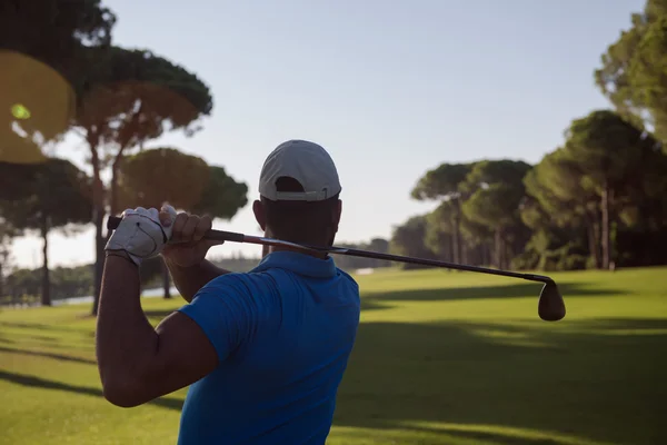 Jogador de golfe bater tiro — Fotografia de Stock