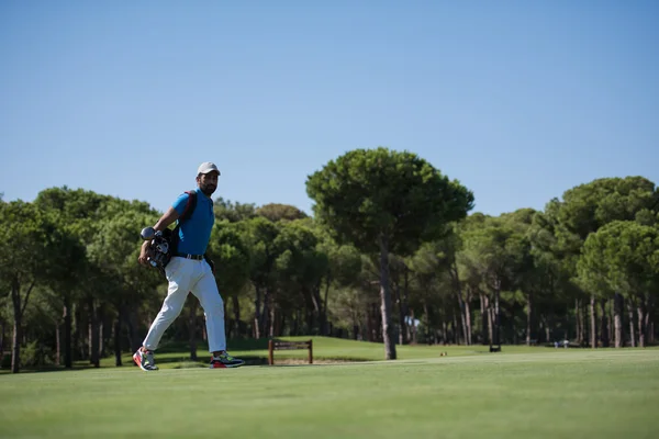 Giocatore di golf a piedi e borsa da trasporto — Foto Stock