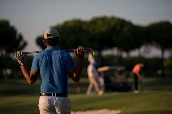 Golfista de volta no curso olhando para buraco na distância — Fotografia de Stock