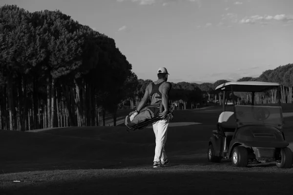 Golfista andando e carregando saco de golfe — Fotografia de Stock