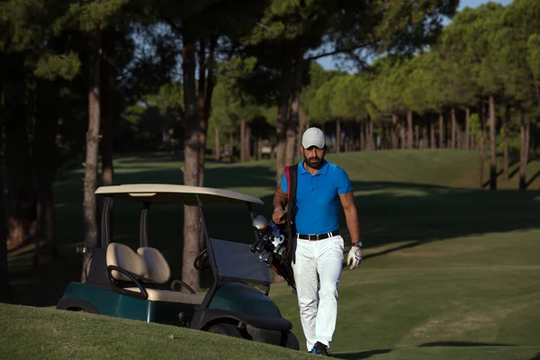 Golfista andando e carregando saco de golfe — Fotografia de Stock