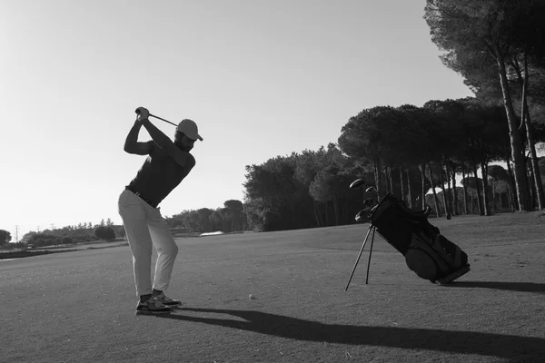 Jogador de golfe bater tiro — Fotografia de Stock