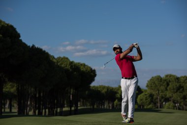 Golf oyuncu isabet uzun atış