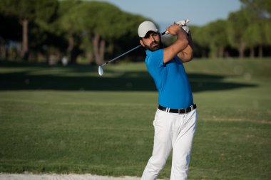 pro golfçü bir kum BUNKERİ atış isabet