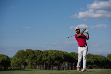 Golf oyuncu isabet uzun atış