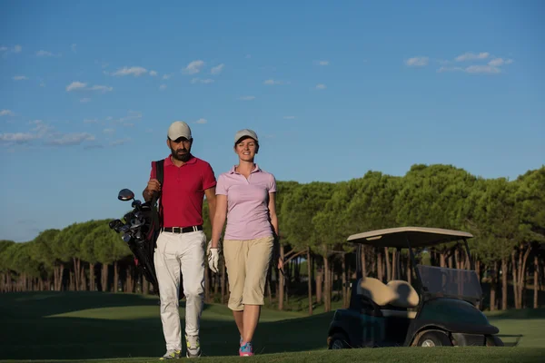 A golfpálya sétáló pár — Stock Fotó