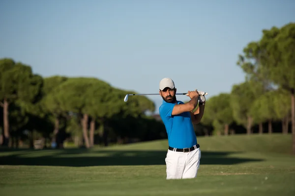 Golfista profissional batendo um bunker de areia tiro — Fotografia de Stock