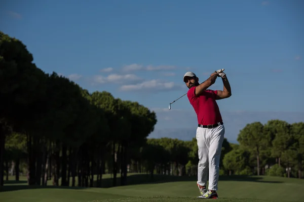 Jogador de golfe bater tiro no escuro — Fotografia de Stock