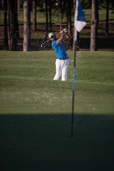 Pro golfeur frapper un sable bunker shot — Photo