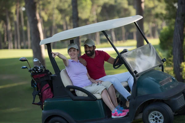 Coppia in buggy sul campo da golf — Foto Stock