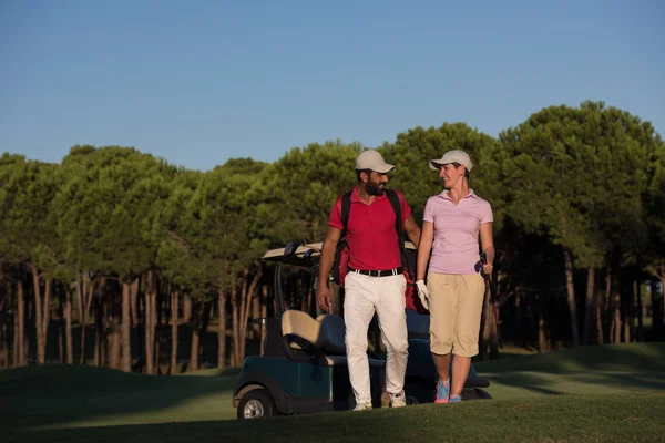 Paar lopen op golfbaan — Stockfoto