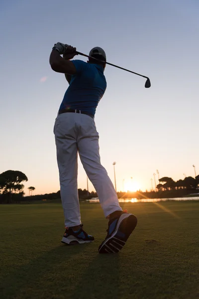 Golfista bater tiro no escuro — Fotografia de Stock