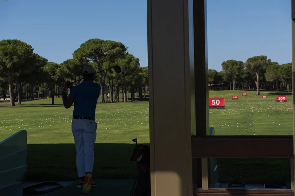 Golf gracz praktykujących strzał na szkolenia Zdjęcie Stockowe