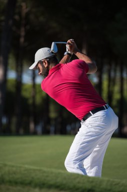 bir kum BUNKERİ atış isabet golfçü