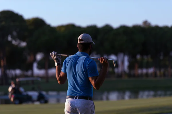 Golfspelare från tillbaka på kursen ser att hålet i avstånd — Stockfoto