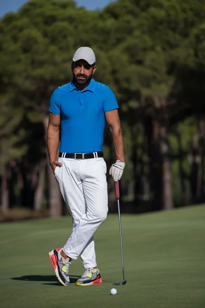 Golf-spelare porträtt på kurs — Stockfoto